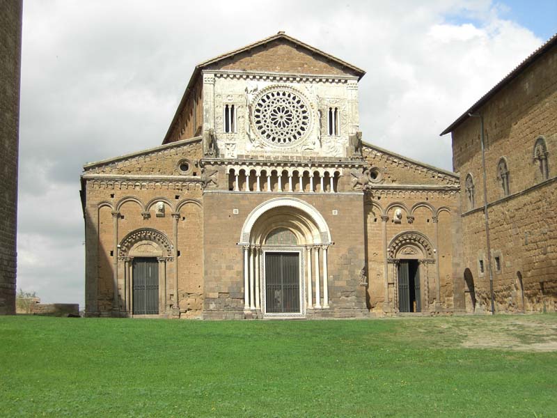 FACCIATA DELLA CHIESA DI SAN PIETRO A TUSCANIA: 7' IMMAGINE